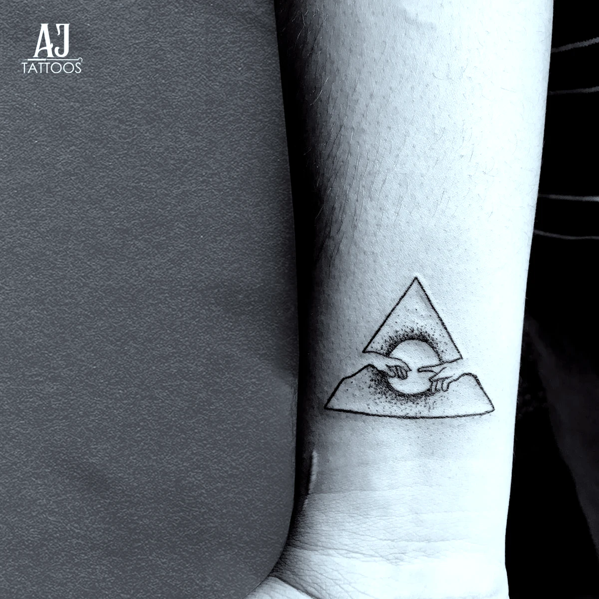 tatouage homme moderne triangle photo en noir et blanc