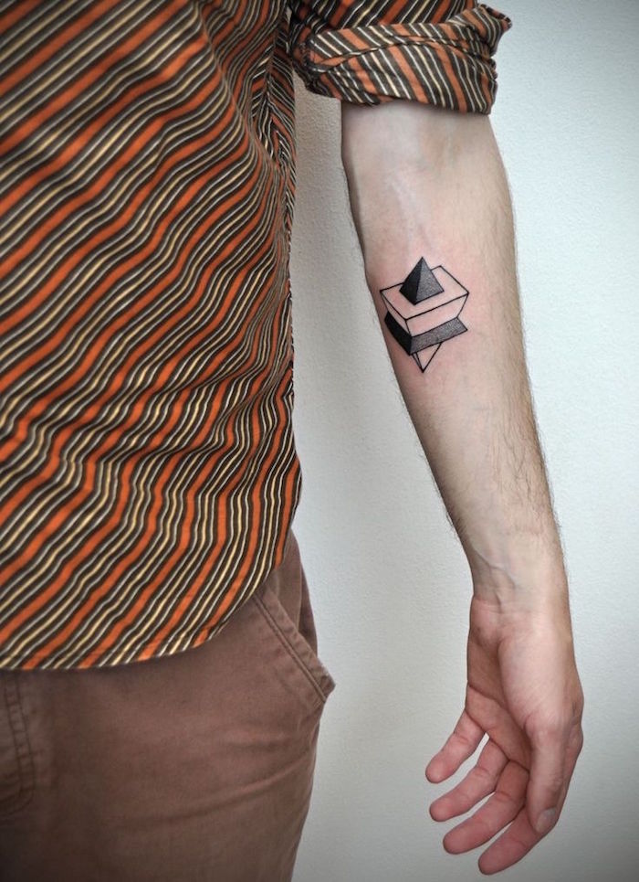 idée tatouage homme discret forme pyramide en relief sur l'avant bras