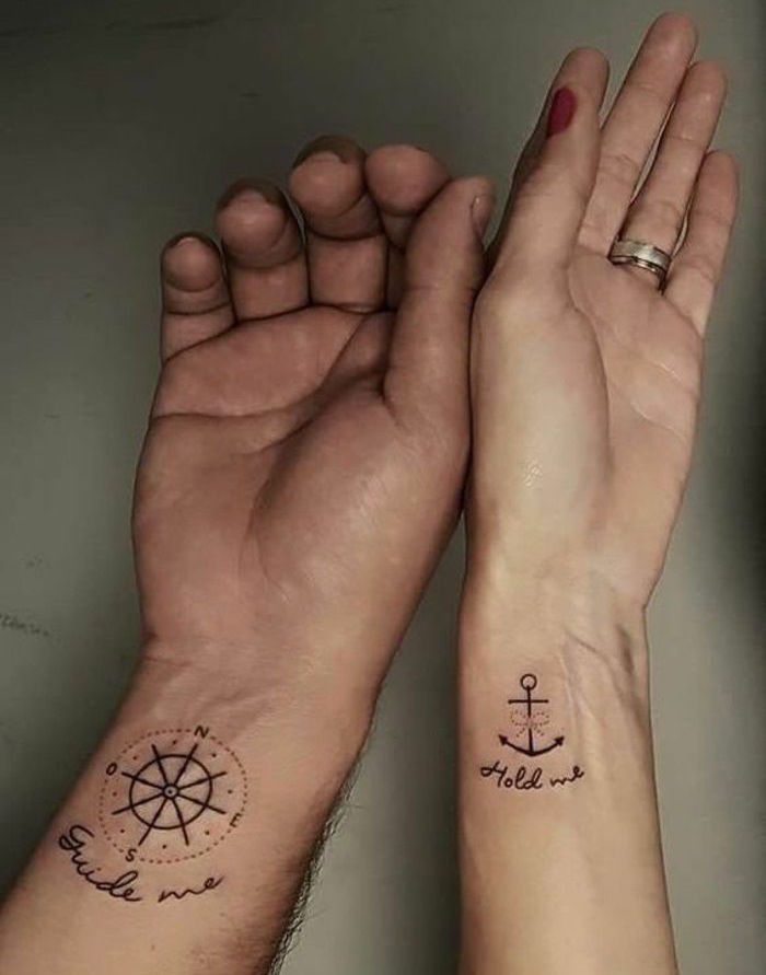 modèle de tatouage couple avec boussole minimaliste sur le poignet homme et ancre marine sur avant bras femme