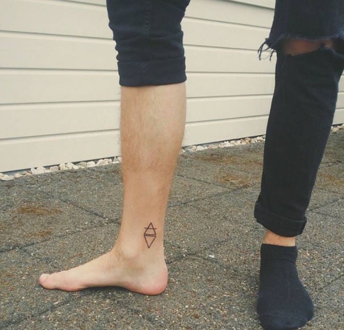 mini tatouage homme simple discret triangles forme géométrique minimaliste sur la cheville