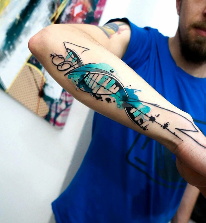 tatouage couleur turquoise abstrait style tattoo aquarelle sur avant bras homme