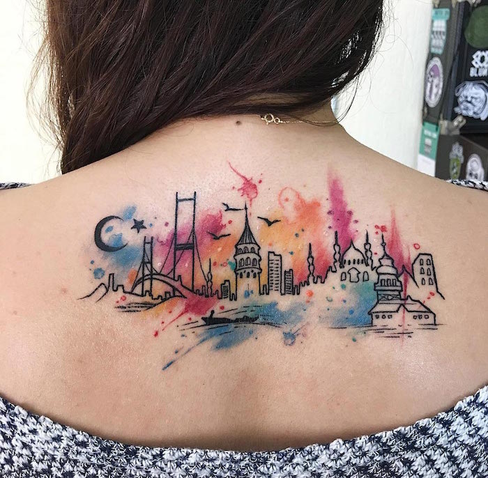 tatouage paysage skyline istanbul en ligne noire et fond de couleurs aquarelle sur dos de femme 