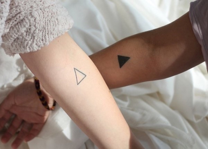 Triangle tatouage complementaire, tatouage en commun symbolique, amour romantique pour toujours