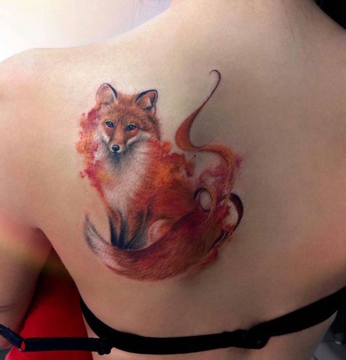 tatouage de renard roux en aquarelle sur dos et omoplate de femme