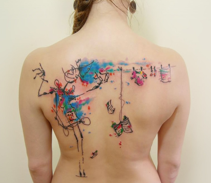 tatouage dos entier de femme abstrait style croquis ou dessin enfantin avec couleurs aquarelle