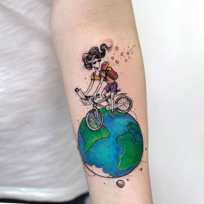 tatouage voyage aquarelle femme faisant du vélo sur la planète terre bleu et vert aquarelle