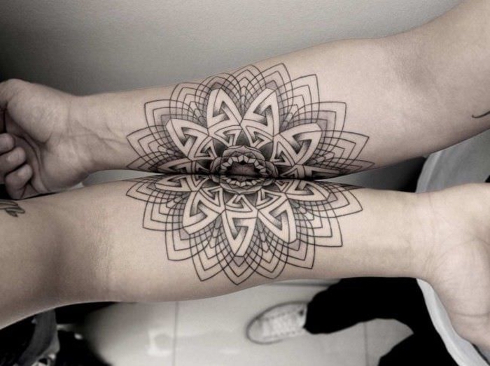 chouette idée tatouage de couple complementare fleur mandala, image tatouage en commun pour lui et elle