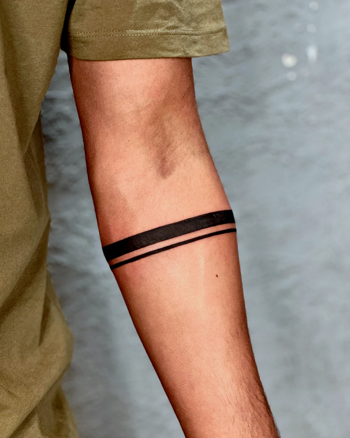 tatouge minimaliste sur l avant bras homme