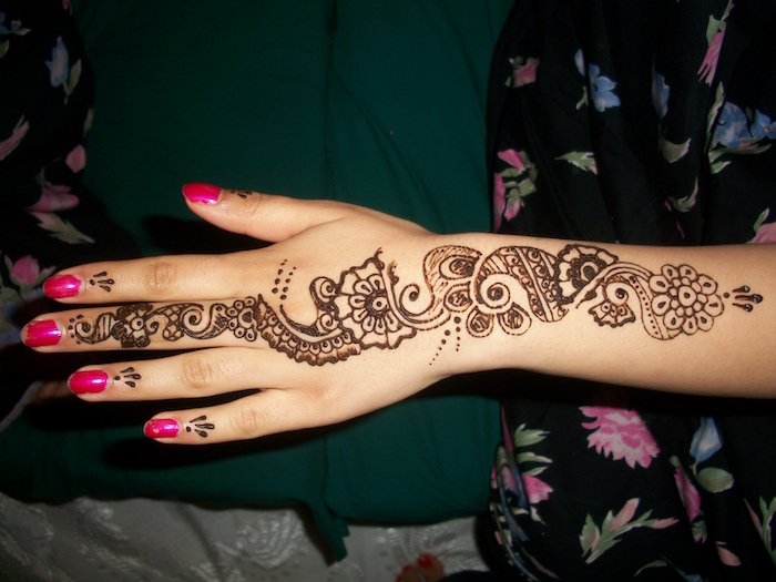 dessin au henné main simp;e en longueur de l'avant bras au doigt