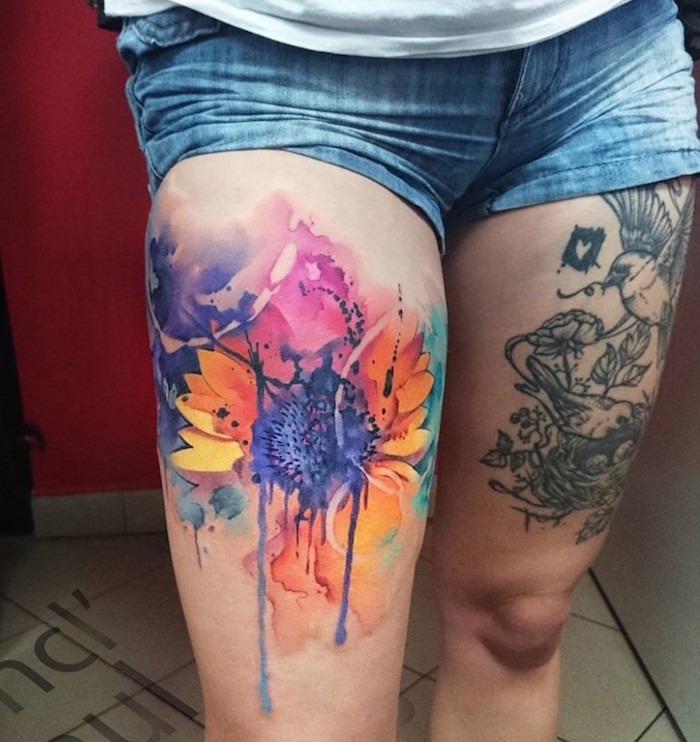 tattoo cuisse entière femme fleurs de tournesol abstrait en aquarelle de couleurs 