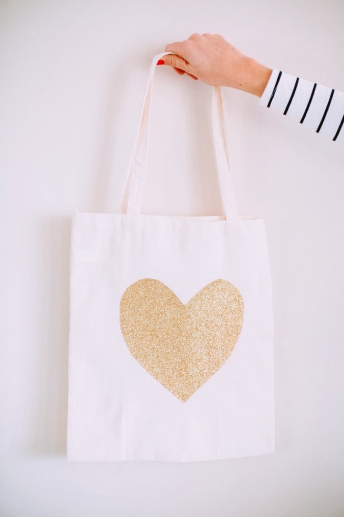 comment décorer un tote bag avec dessin coeur en peinture glitter doré, modèle de sac a paillette ou à peinture dorée