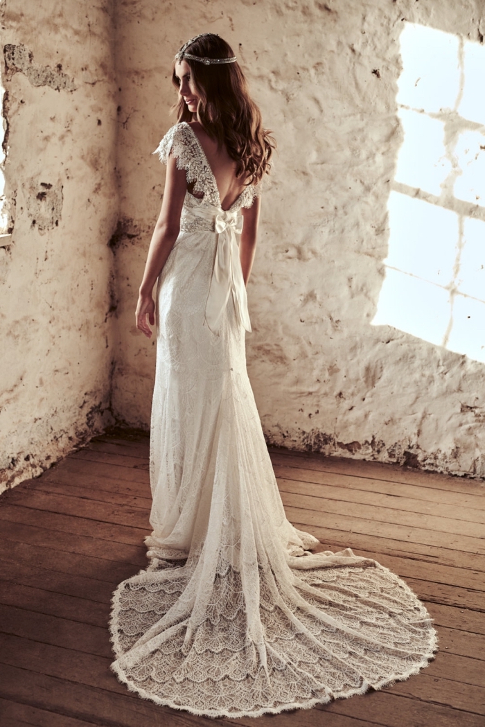 allure vintage avec une délicate robe de mariée bohème en mousseline et dentelle avec décolleté dos en dentelle qui se termine par un noeud romantique