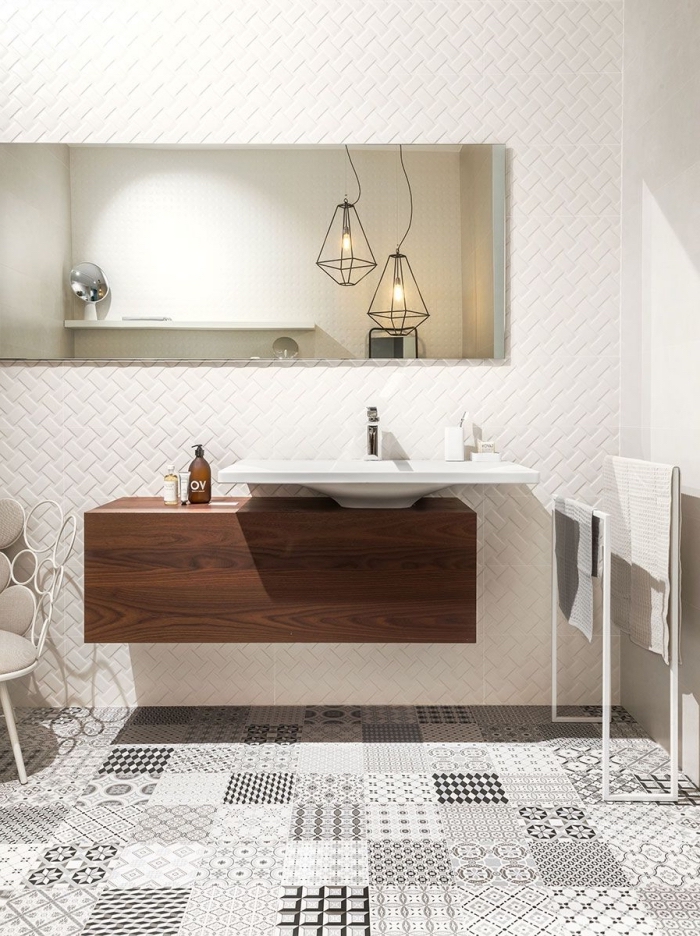 ambiance épurée et naturelle dans une salle de bains au sol en carreaux de ciment patchwork monochrome