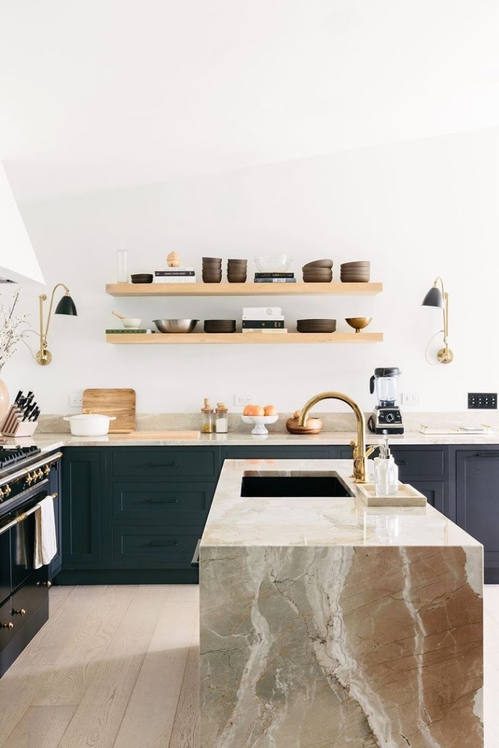 cuisine bleu canard de style rustique moderne avec des étagères ouvertes en bois et un ilot de cuisine contrastant en marbre avec évier doré
