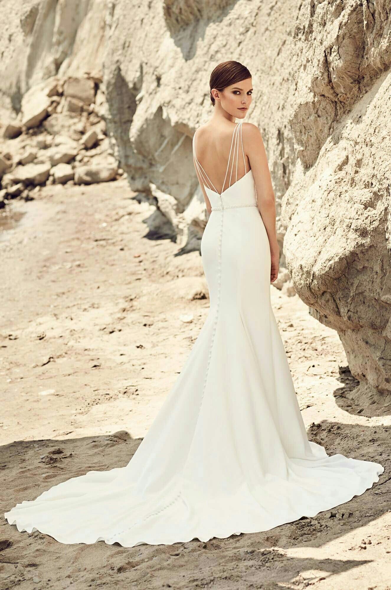 modèle élégant de robe de mariée fourreau avec longue traîne et un décolleté dos à bretelles fines multiples