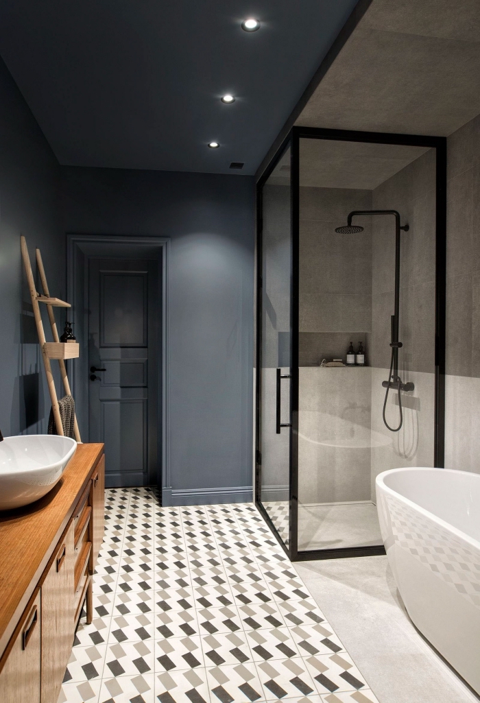 modele de salle de bain al italienne avec carrelage aspect carreaux de ciment graphique qui sépare l'espace visuellement en deux