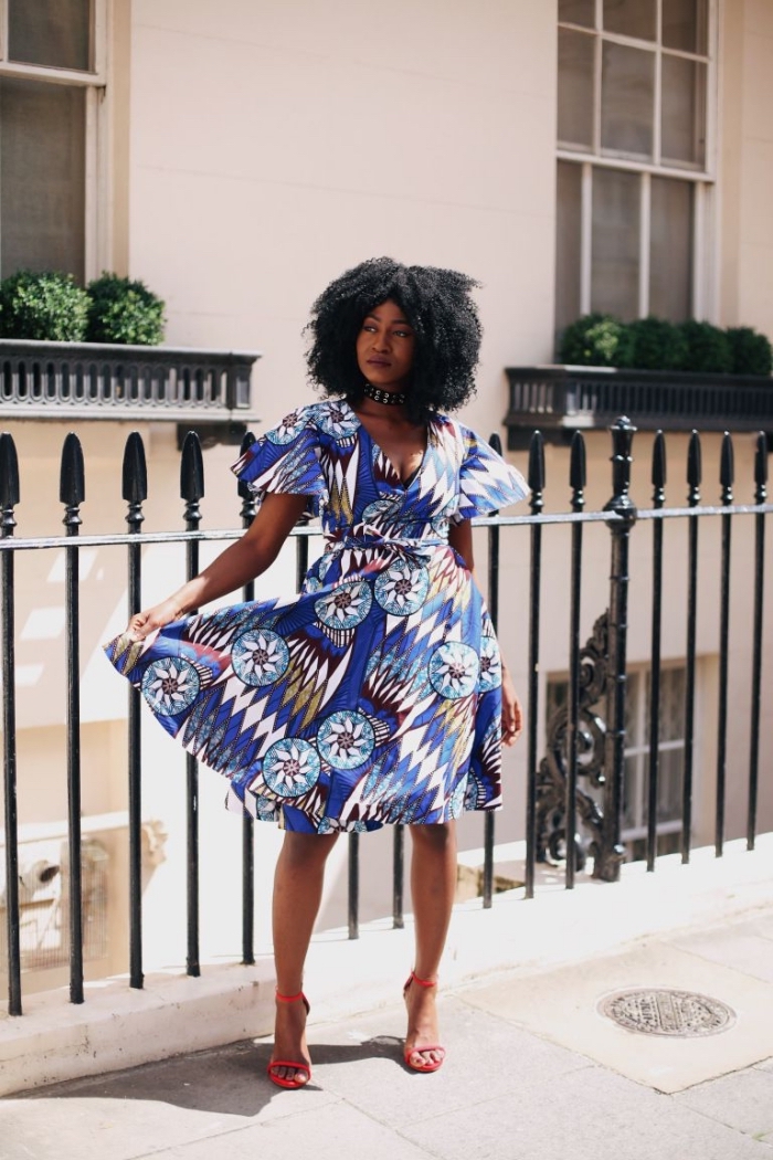 look chic et féminin en robe africaine moderne à manche courte légèrement évasée, modèle portefeuille de robe en pagne moderne à motifs africains graphiques