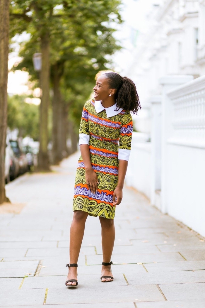 tenue africaine pour la femme stylée au bureau, robe en wax à col et à rebords contrastants