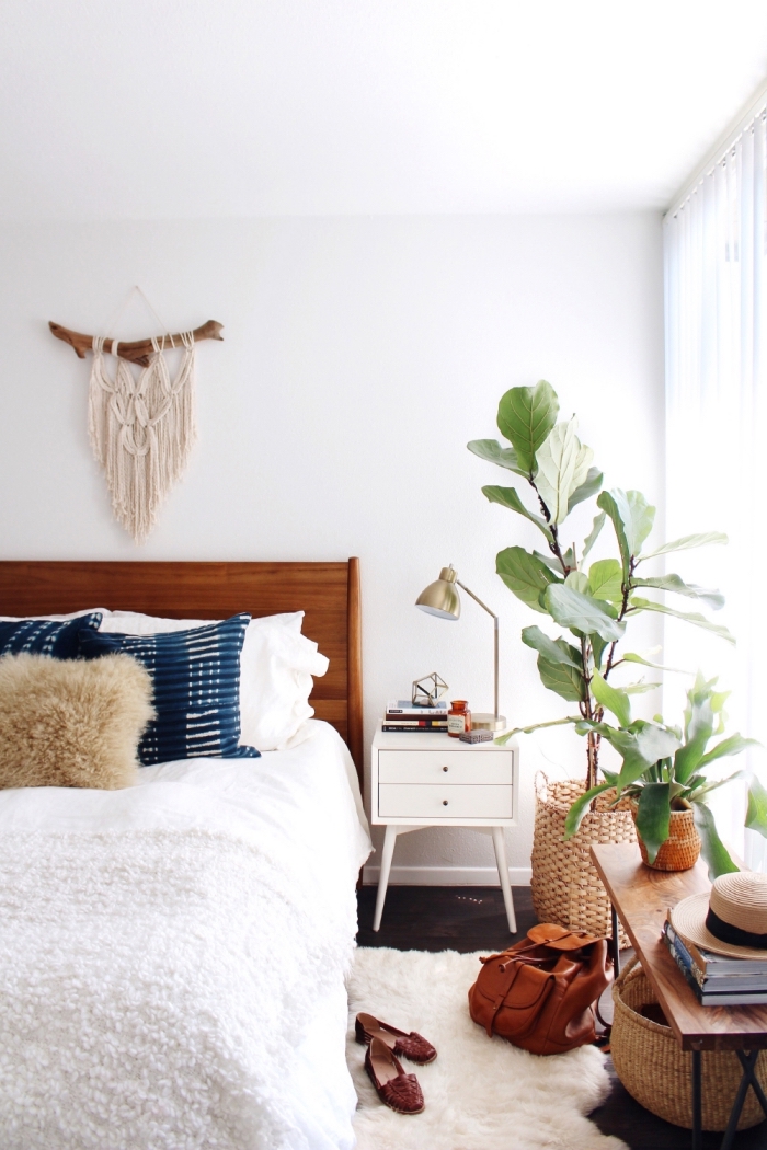 déco de chambre bohème chic aux murs blancs avec meubles bois et plantes vertes, exemple macramé mural facile