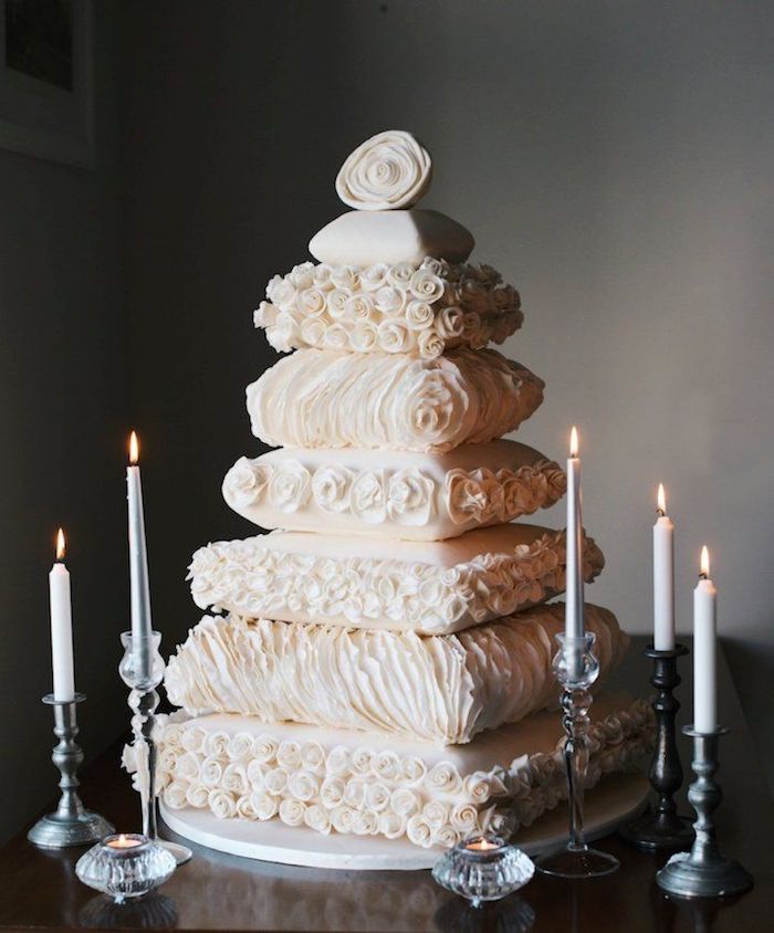 Idee gateau mariage pompose, le plus beau gateau du monde, gateau anniversaire mariage couches de coussins mignons 