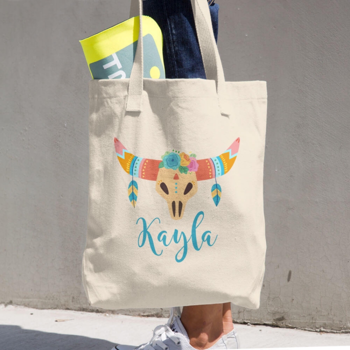 modèle de sac à main DIY à design bohème chic avec dessin cornes de cerf à couronne florale avec plumes et lettres en peinture pour textile