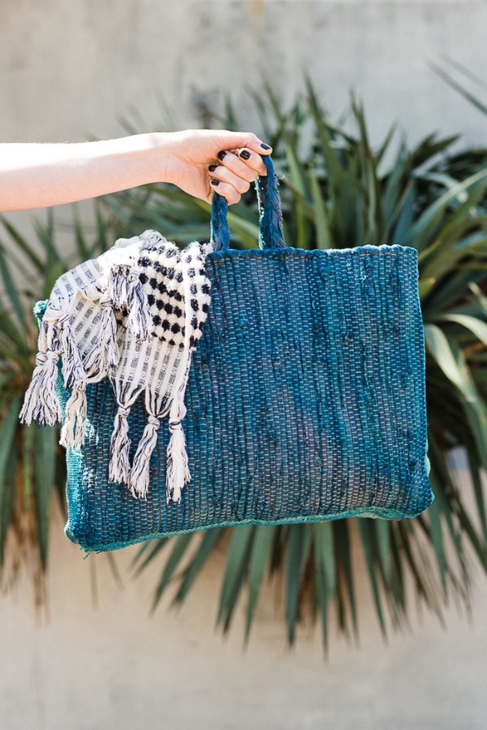 modèle de cabas tissu teinté en bleu et vert, idée comment faire et décorer un sac à main facile avec couture
