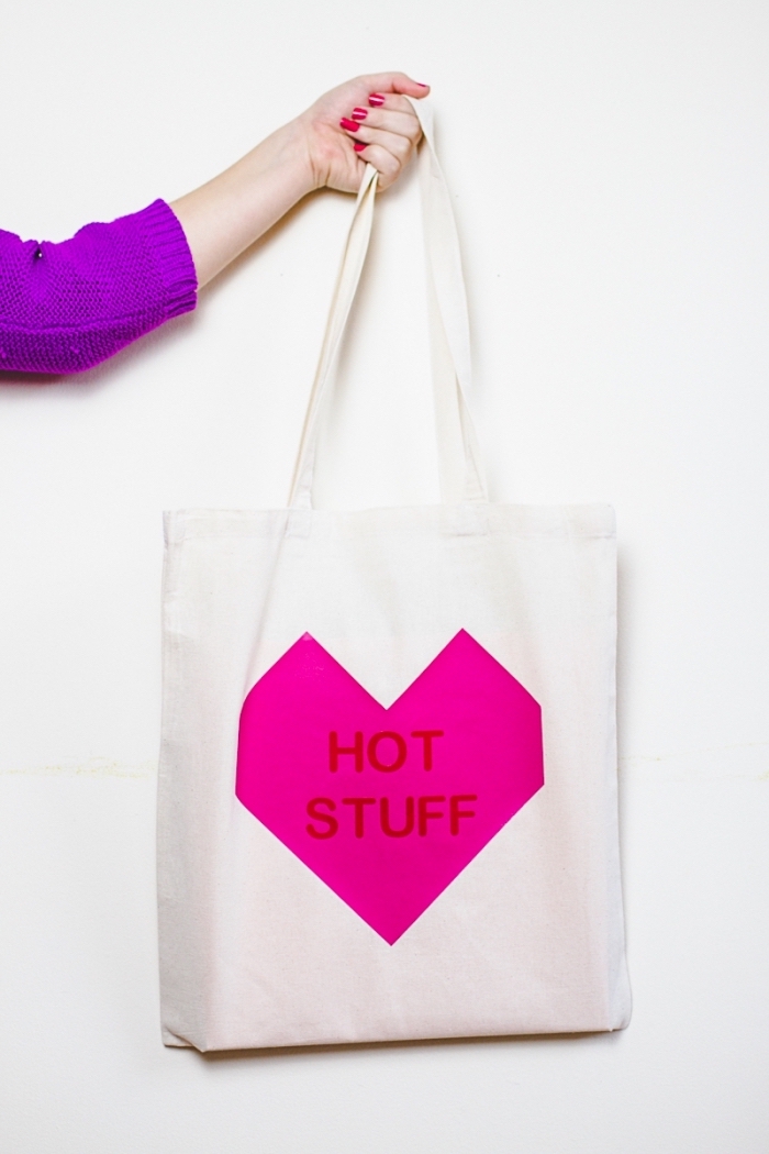 modèle de sac cabas blanc avec déco coeur rose et lettres, comment décorer facilement un tote bag blanc