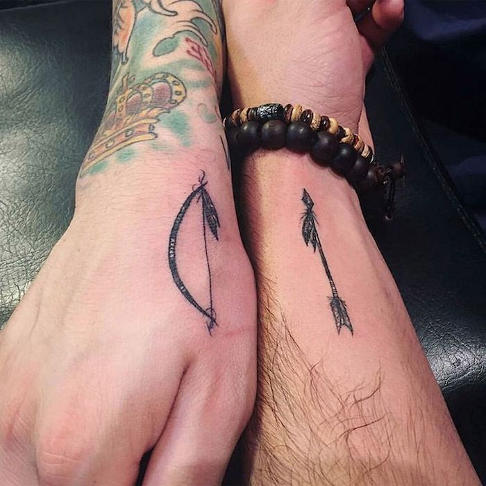 discret tatouage symbolique, arc et flèche tatouage pour les couples qui s aiment sur le poignet
