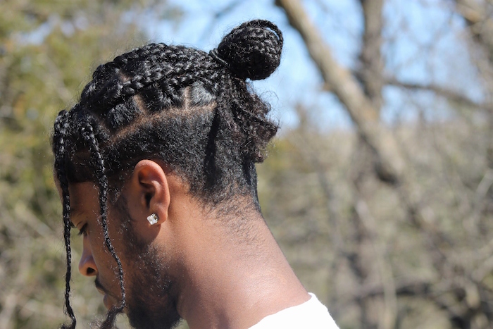 coiffure afro homme avec longues tresses attachées en chignon et arriere court