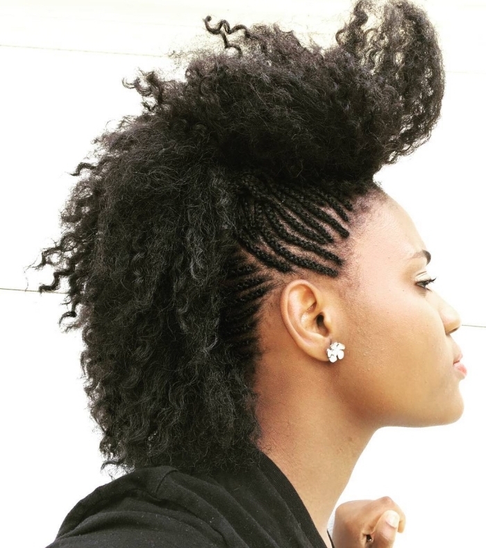 coiffure cheveux crépus avec petites nattes sur les côtés et fausse crête sur le haut, idée coiffure de style africain