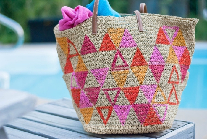 modèle de sac cabas personnalisé beige aux dessins triangulaires en rose et rouge, idée comment décorer un tote bag
