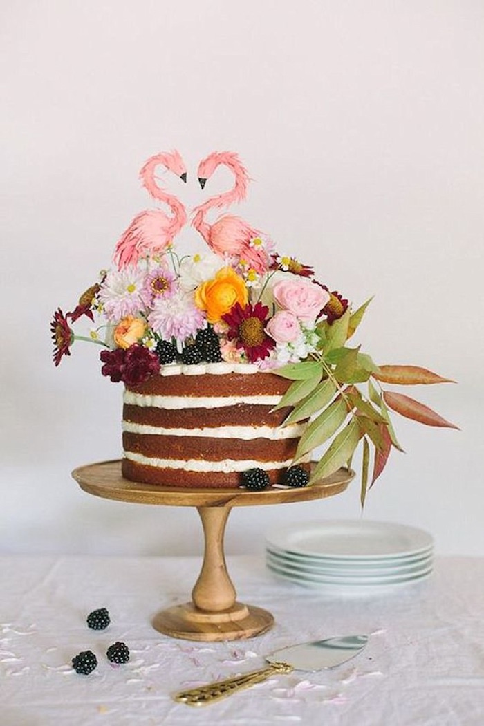 Gateau wedding cake mariage gateau original, gateau de mariage originale avec flamants qui forment un coeur avec les tetes