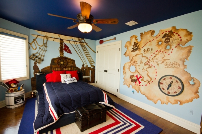 lampe ventilateur, tapis en bleu, rouge et blanc, peinture carte géographique, plafond bleu, chambre garcon ado