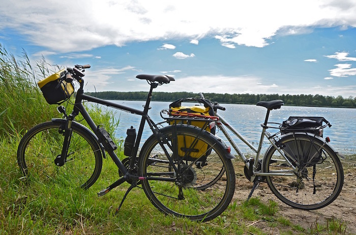 photo de vélos pour couple qui partent pour vacances sportives au bord d'un lac