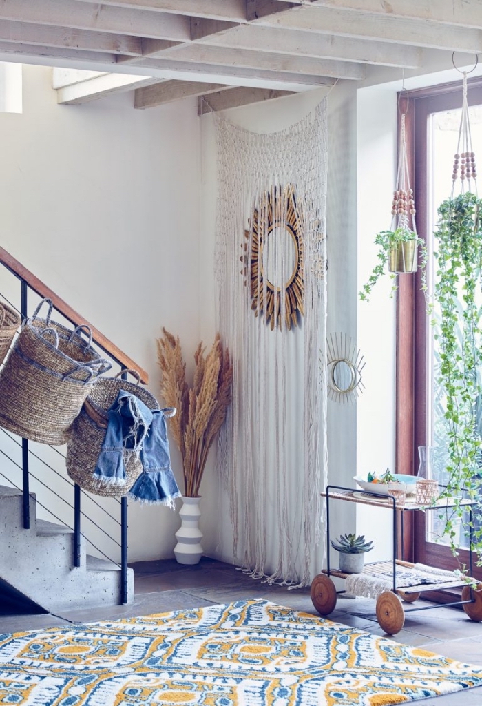 déco de style ethnique dans un salon aux murs blancs avec escalier béton et plafond de bois, modèle de rideau en noeud macramé