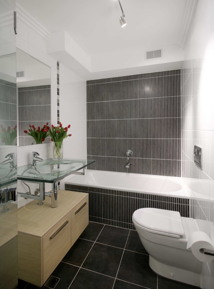 modèle de salle de bain 3m2 aux murs blancs avec carrelage plancher foncé, exemple vasque en verre avec meuble sous vasque bois clair