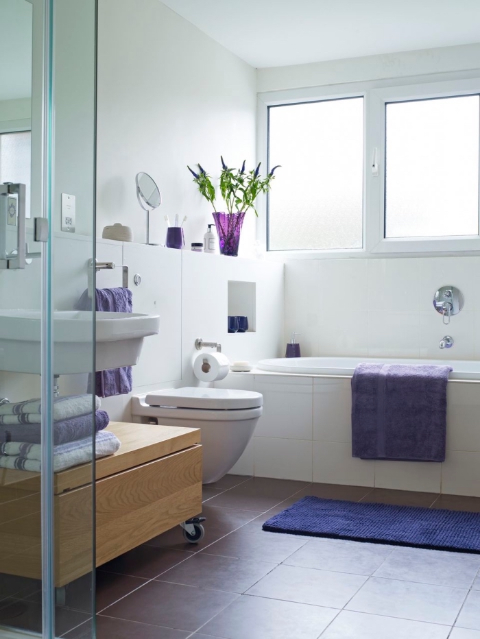 modèle de salle de bain blanche au plancher violet, idée comment décorer une petite salle de bain moderne avec baignoire