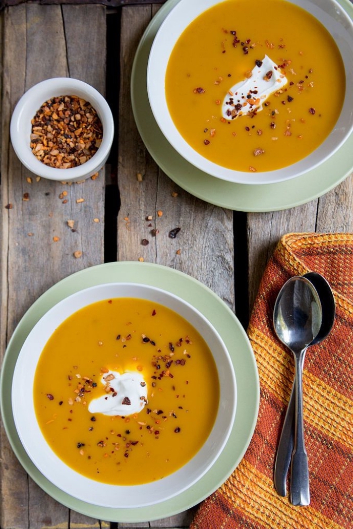 recette de soupe d'automne réconfortante qui réchauffe, velouté de citrouille, carotte et lait de coco épicé