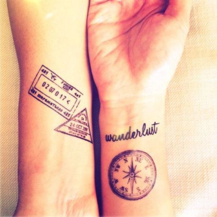 voyager ensemble tatouage pour les aventureux, wonderlust et compas, tatouage couple sur le poignet, tatouage commun couple, expression d'amour 