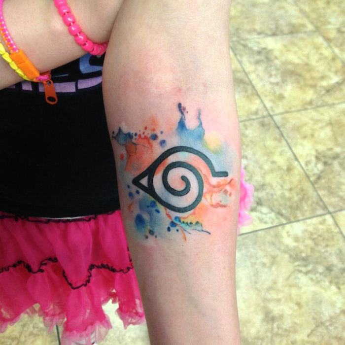 tattoo tete oiseau style lignes incas simple avec fond de taches de couleurs style aquarelle watercolor