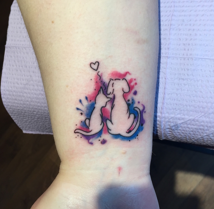 tatouage discret poignet amour chat et chien sur tache couleur rose et bleu aquarelle