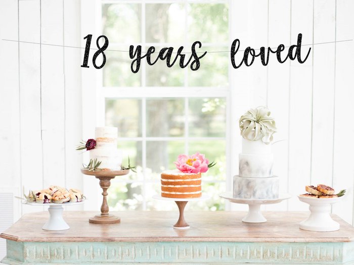 Cool idée pour joyeux anniversaire 18 ans, décoration de table anniversaire 18 ans avec trois différentes gâteaux à étages