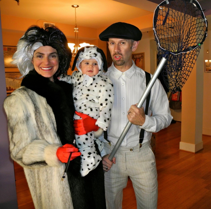 déguisement Cruela De Vil et les dalmatiens, bébé habillé comme petit dalmatien, homme avec filet de pêche