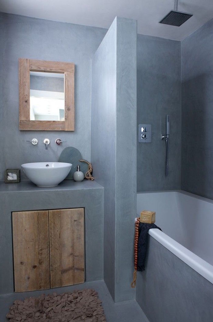 revetement salle de bain baignoire en TADELAKT gris clair avec meubles en bois
