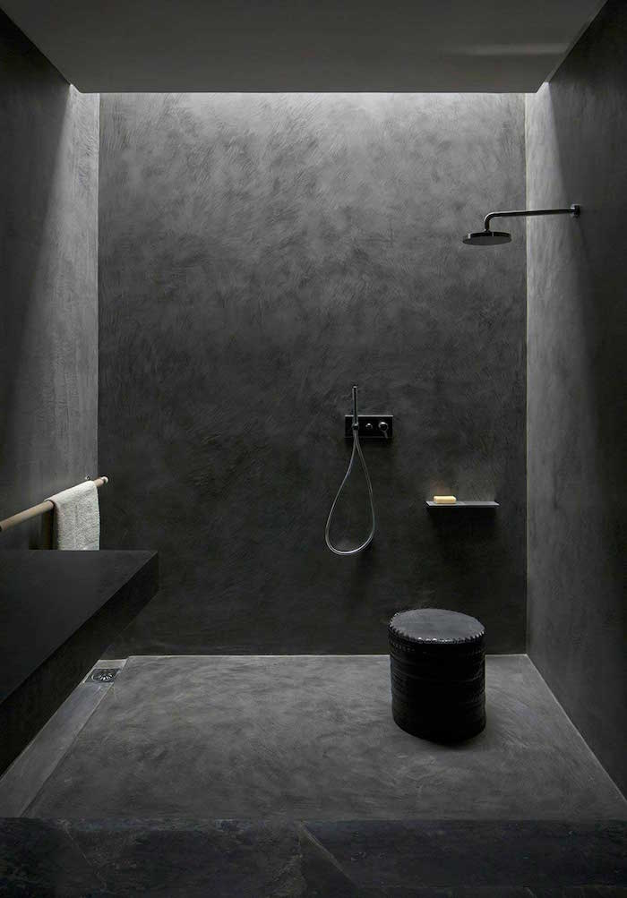 salle de bain en TADELAKT gris anthracite monobloc avec douche italienne sans carrelage