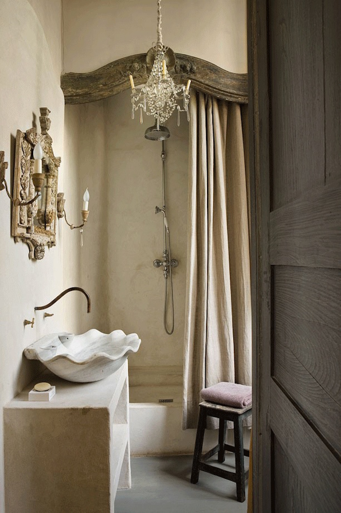 parement salle de bain en Tadelakt baige sur mur et déco baroque sans carrelage avec chandelier et lavabo original