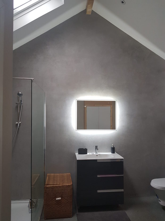 revetement mural salle de bain mansardée en Tadelakt gris clair avec velux
