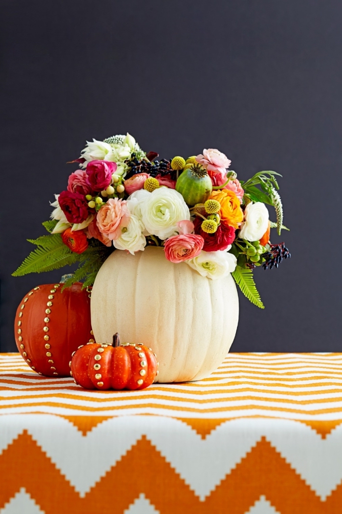 idée comment arranger une table sur le thème de l'automne, bouquet de fleurs dans un vase DIY de base citrouille blanche