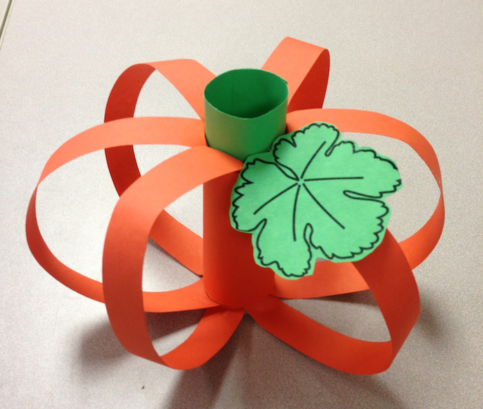citrouille en rouleau de papier vert et bandes de papier orange, exemple d activité pour tout petit sur l automne