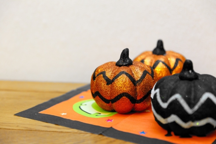 exemple projet créatif pour enfants, idée activité manuelle Halloween, comment peindre des citrouilles pour halloween